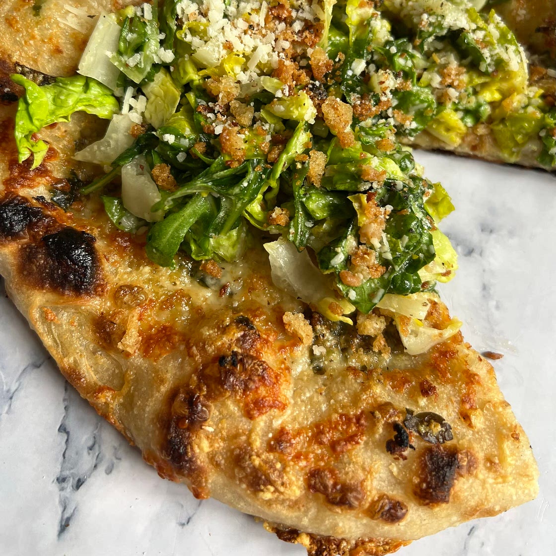 Garlicky Lemon Salad Pizza 🧄🍋🥬