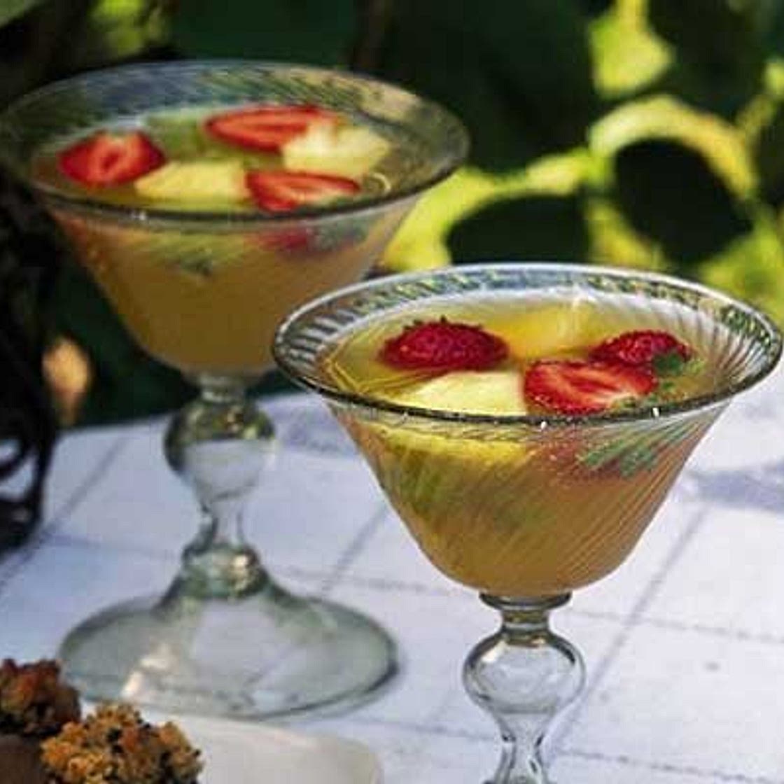 Non-alcoholic tropical fizz