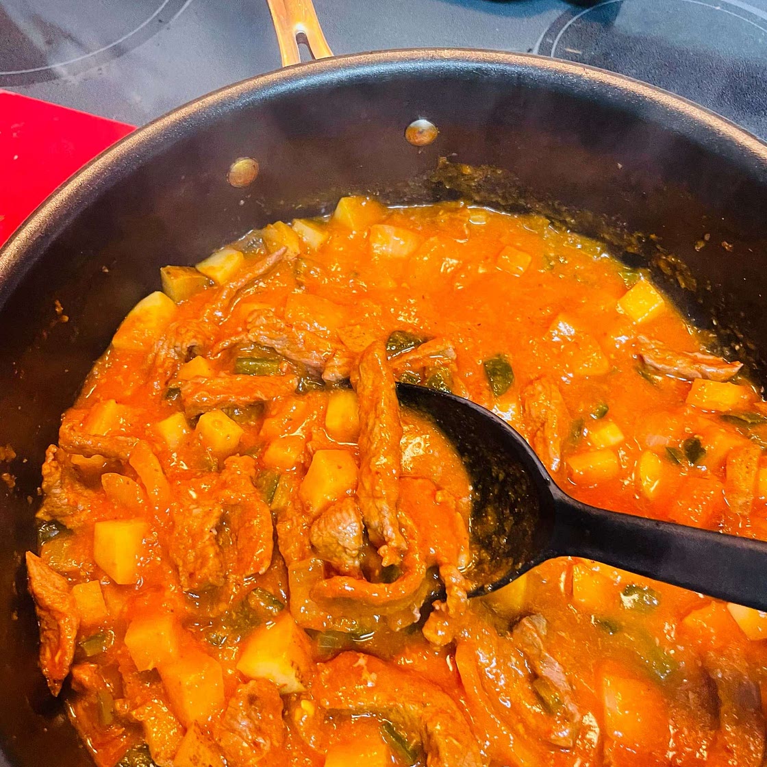CARNE CON PAPAS Y RAJAS