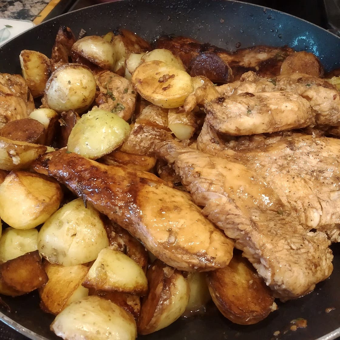 Garlic Butter Chicken and Potatoes Skillet
