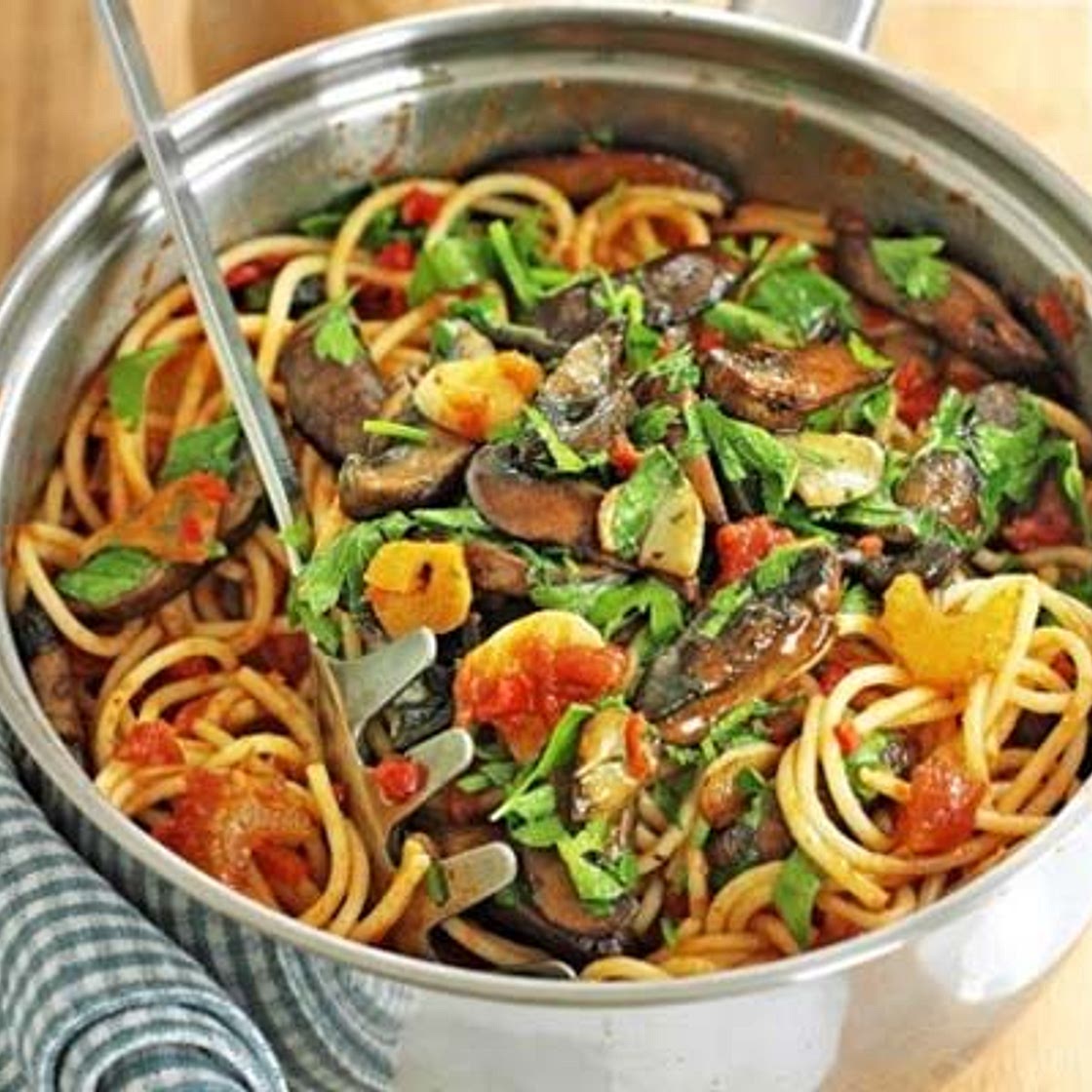 Spicy spaghetti with garlic mushrooms