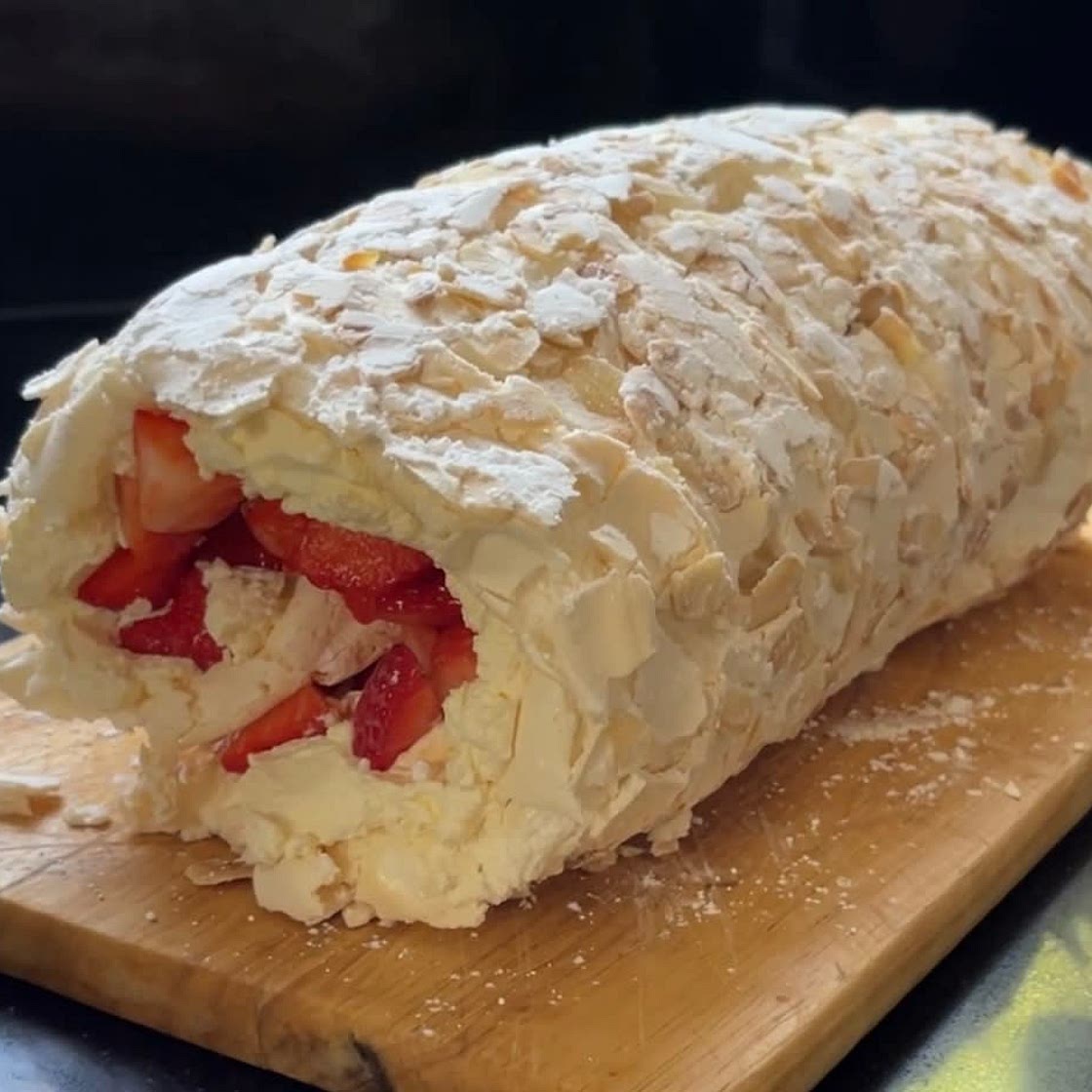 Strawberry Meringue Roulade 🍓