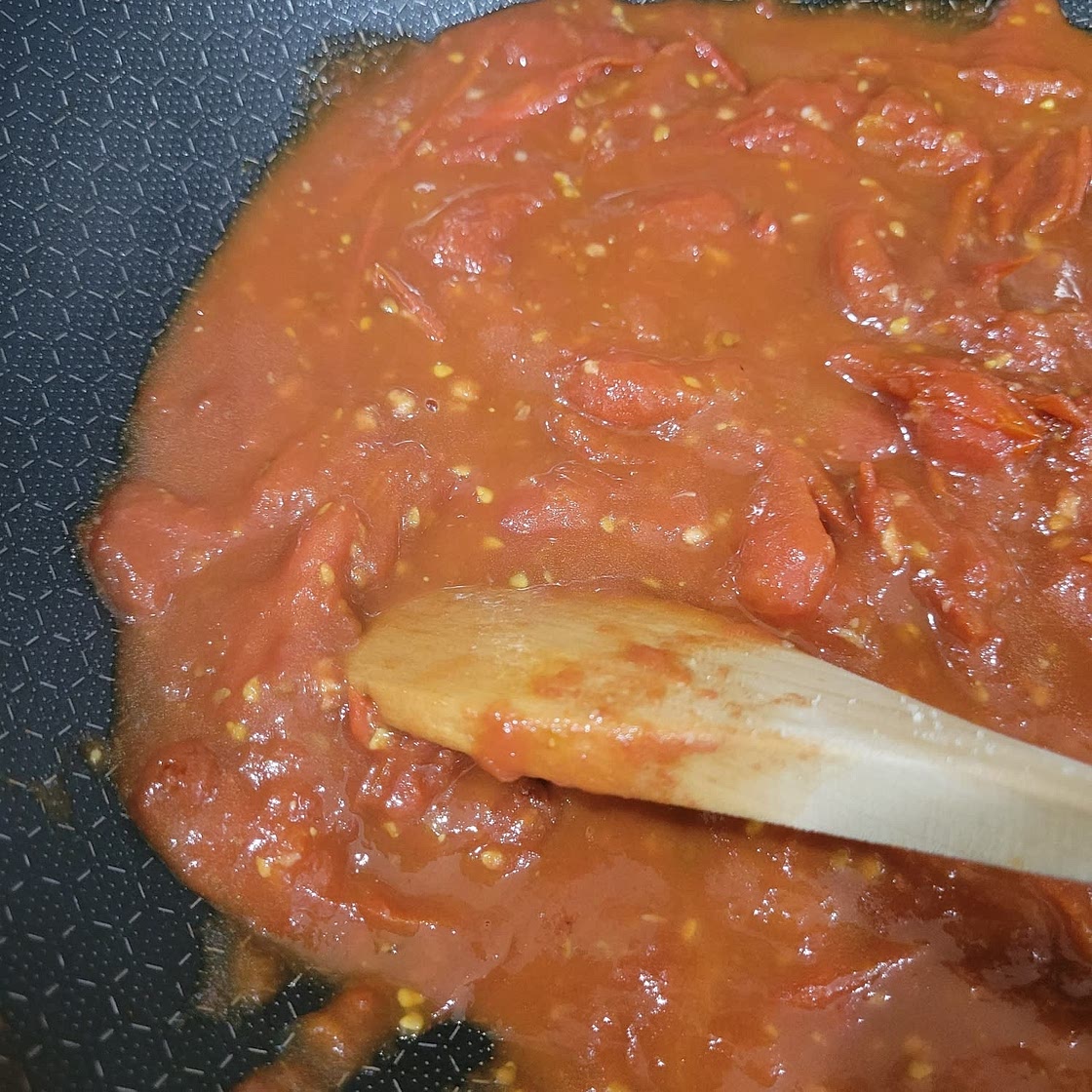 Basic Garlic Butter Tomato Sauce