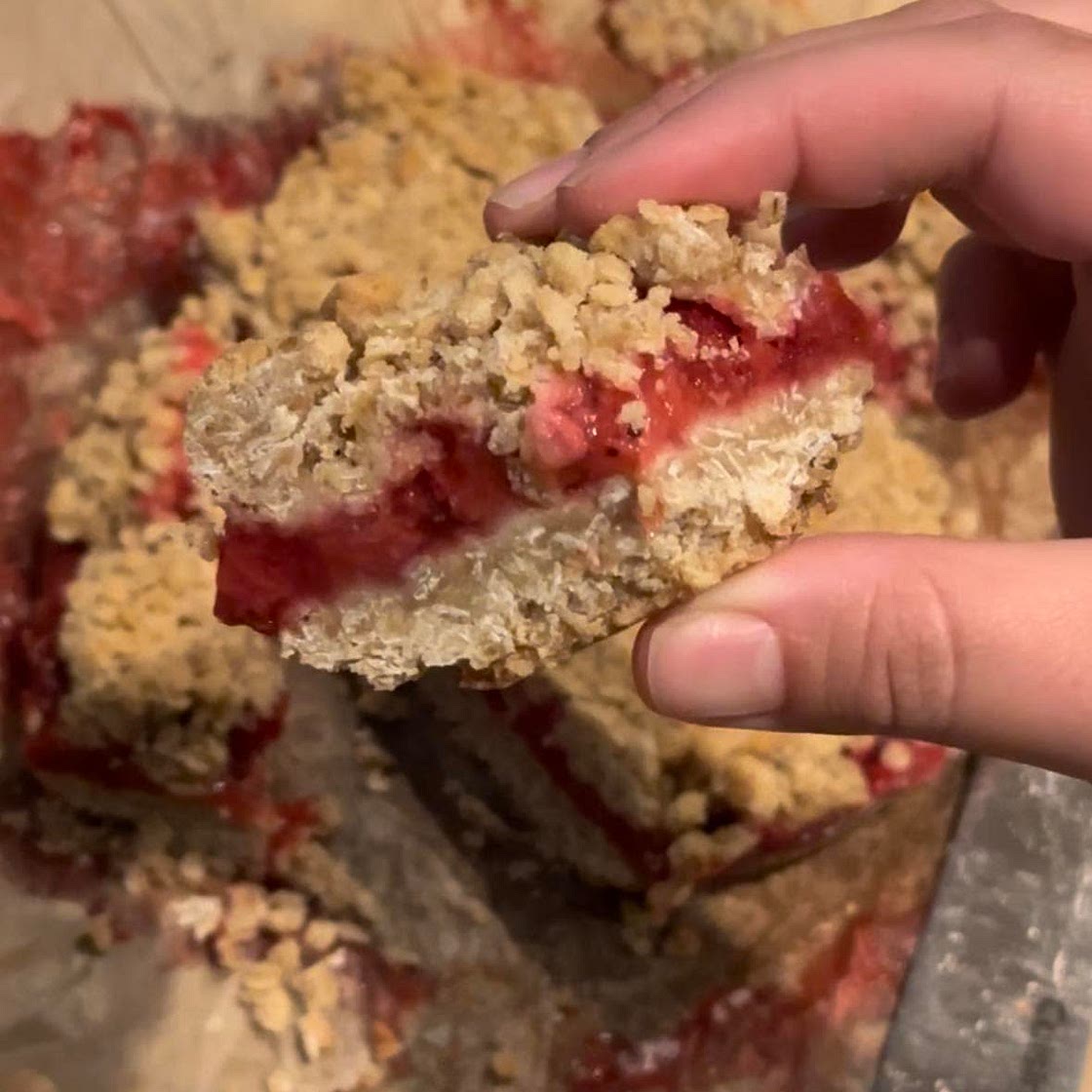Brown sugar strawberry crumble bars 