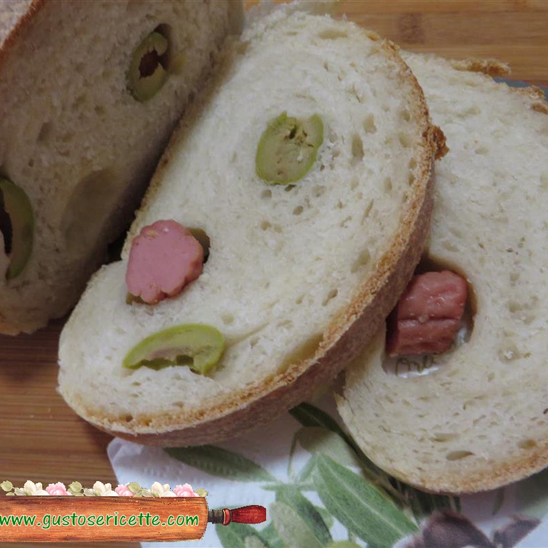 Pane arrotolato con wurstel e olive verdi