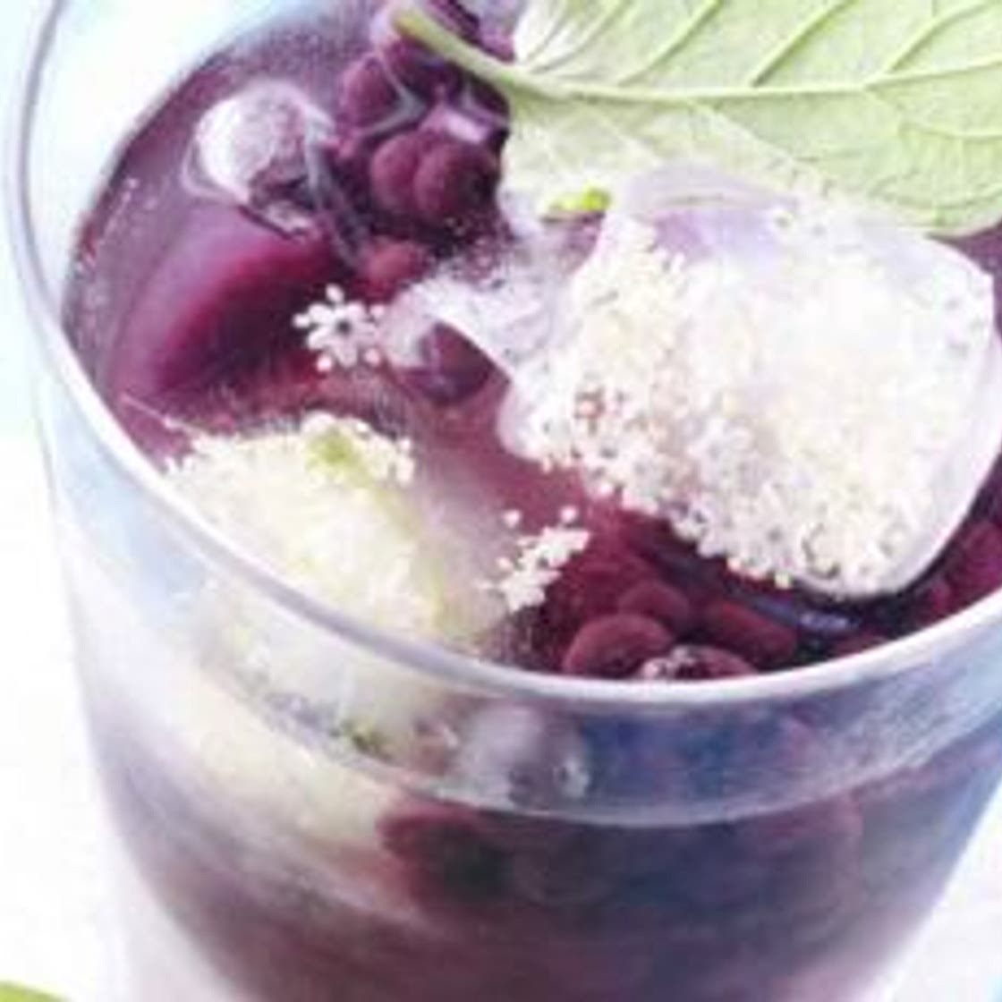 Soda aux myrtilles sauvages, fleurs de sureau et menthe