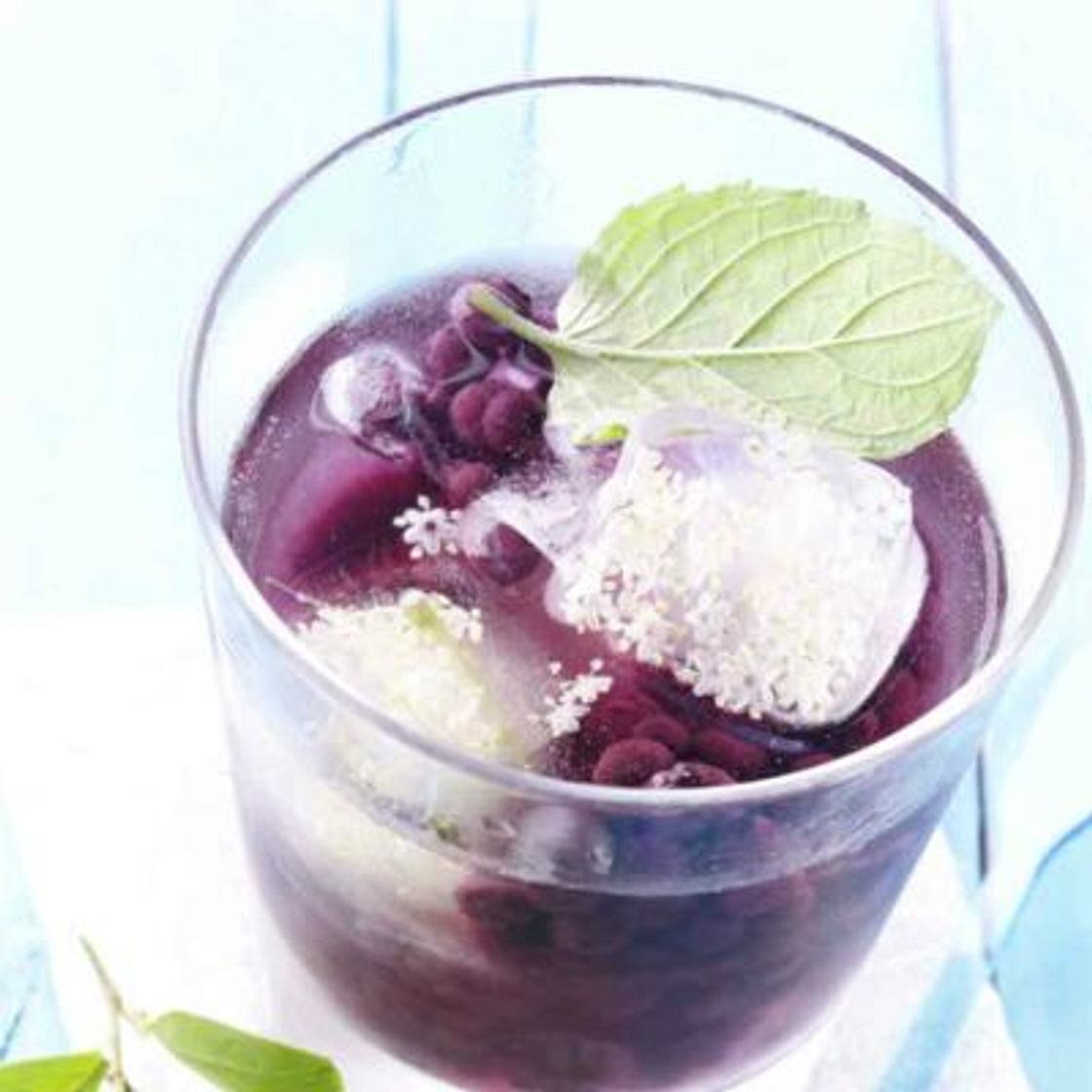 Soda aux myrtilles sauvages, fleurs de sureau et menthe