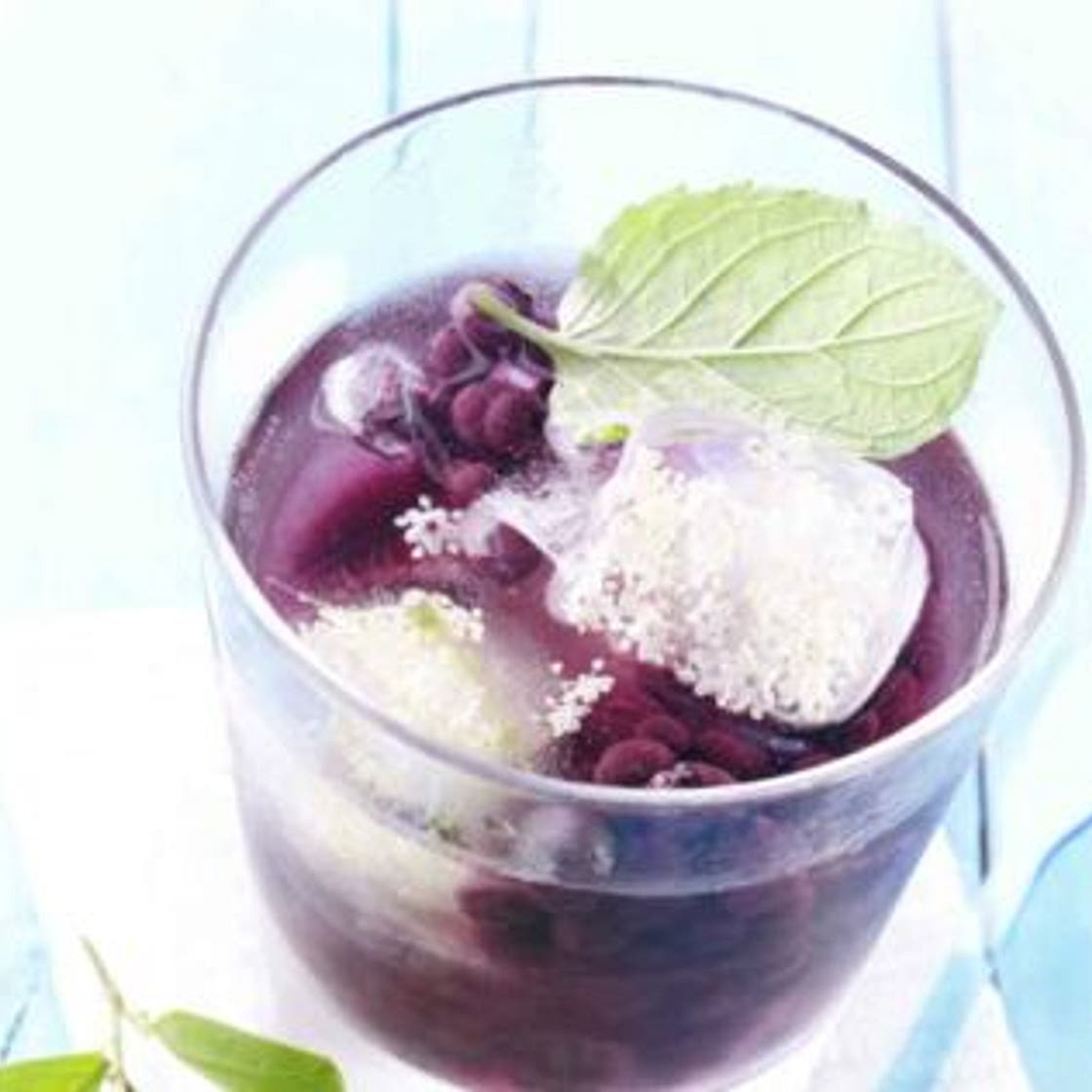 Soda aux myrtilles sauvages, fleurs de sureau et menthe