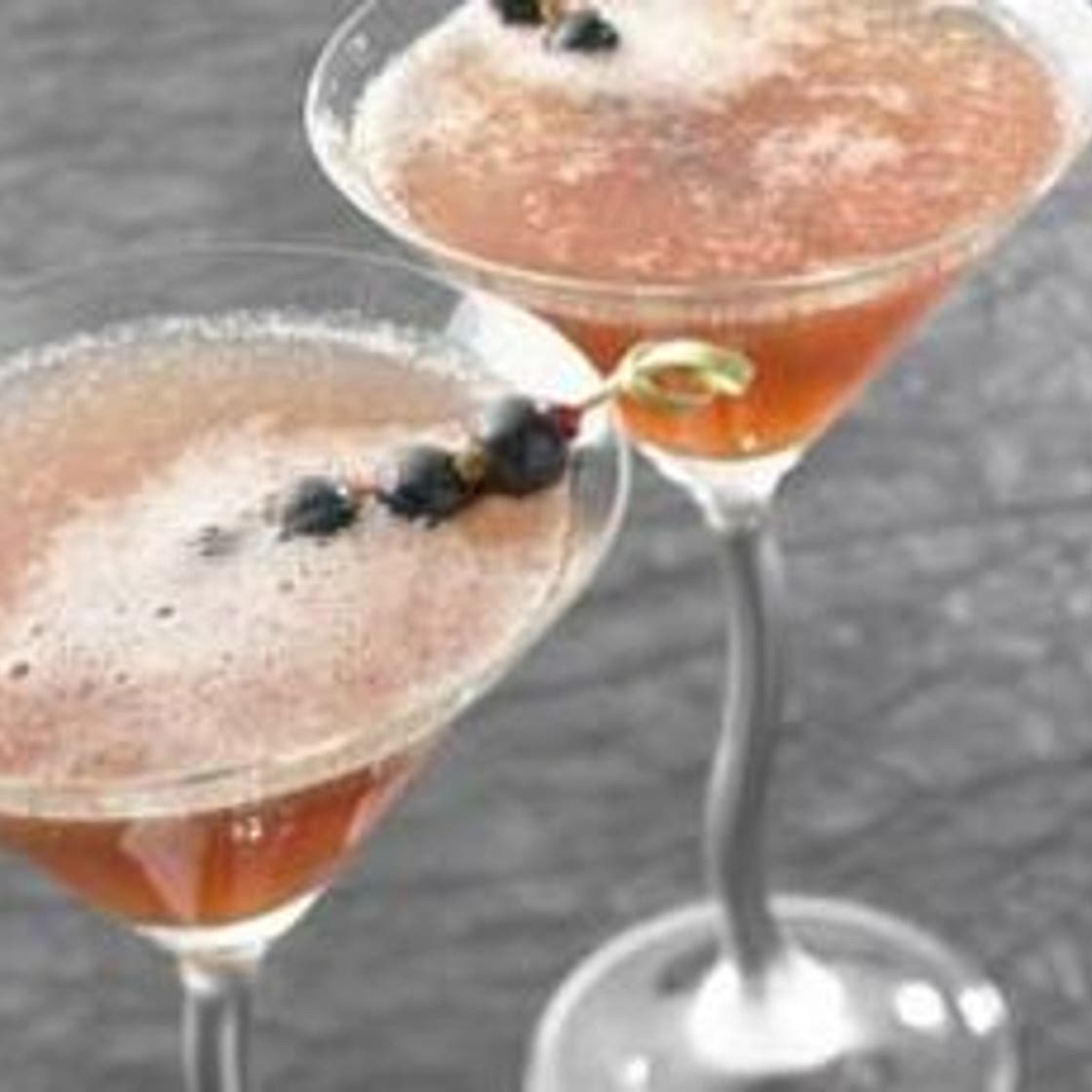 Cocktail Champagne-jus de pomme-crème de cassis et glace pilée