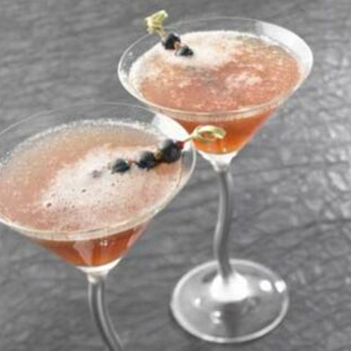 Cocktail Champagne-jus de pomme-crème de cassis et glace pilée