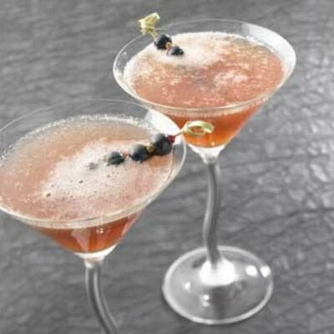 Cocktail Champagne-jus de pomme-crème de cassis et glace pilée