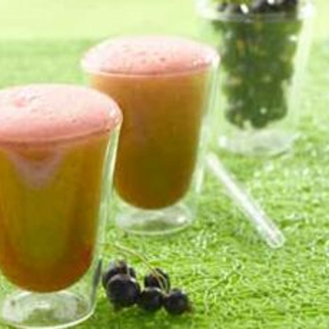 Cocktail de jus de cassis, gingembre et tonic