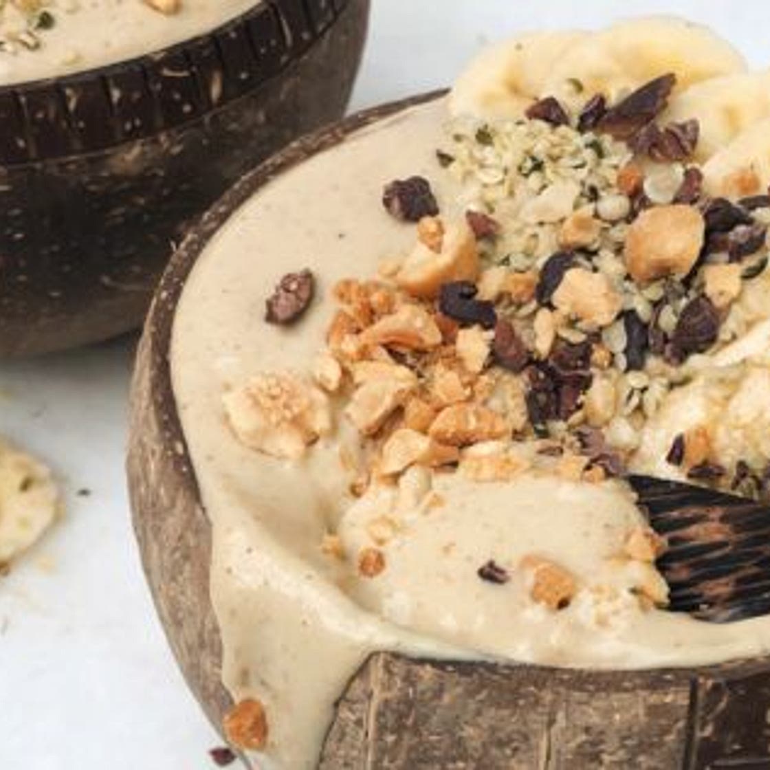 Smoothie banane, lait d'amande et beurre de cacahuète