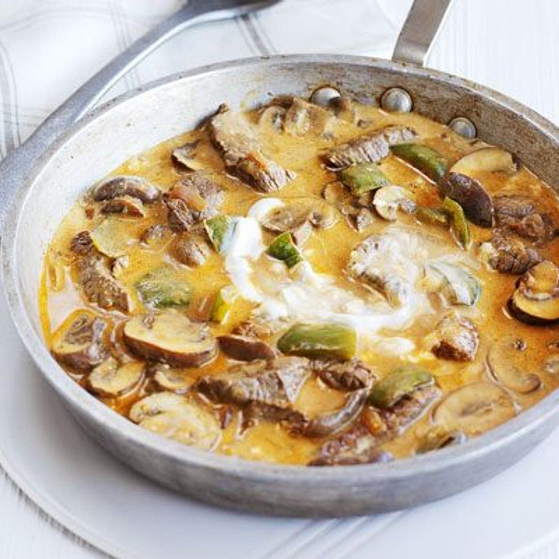 Quick steak & mushroom stroganoff