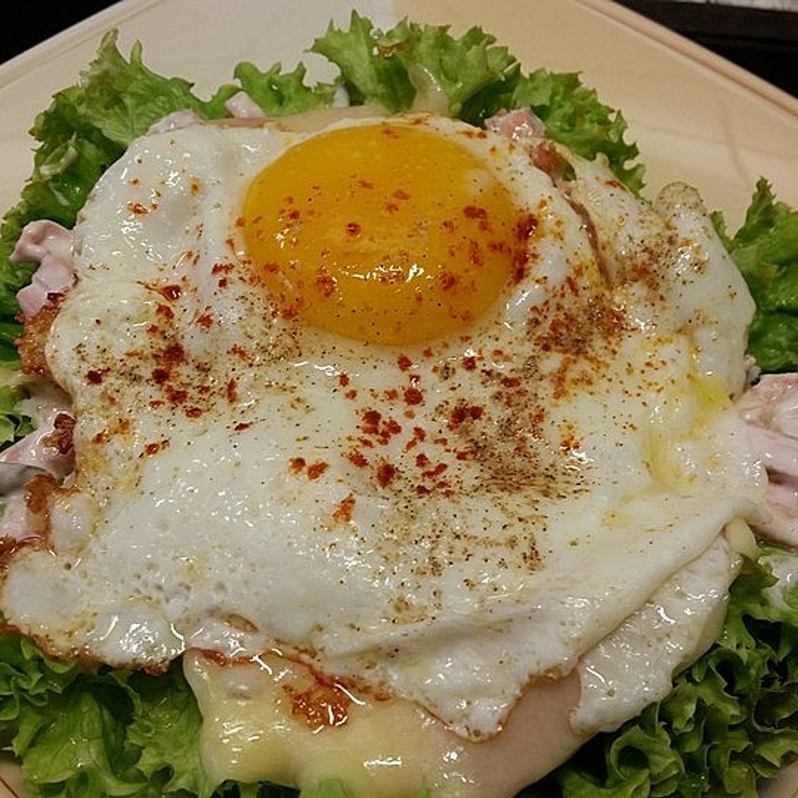 Spiegelei-Max auf Salat