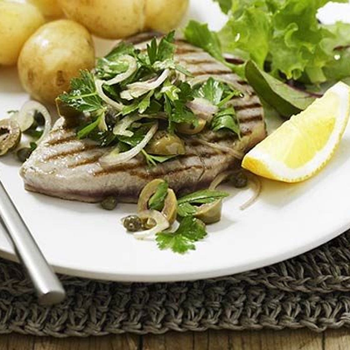Grilled tuna with parsley salad
