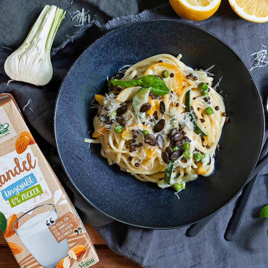 Bio-One-Pot-Pasta mit Zucchini, Erbsen und Linsen