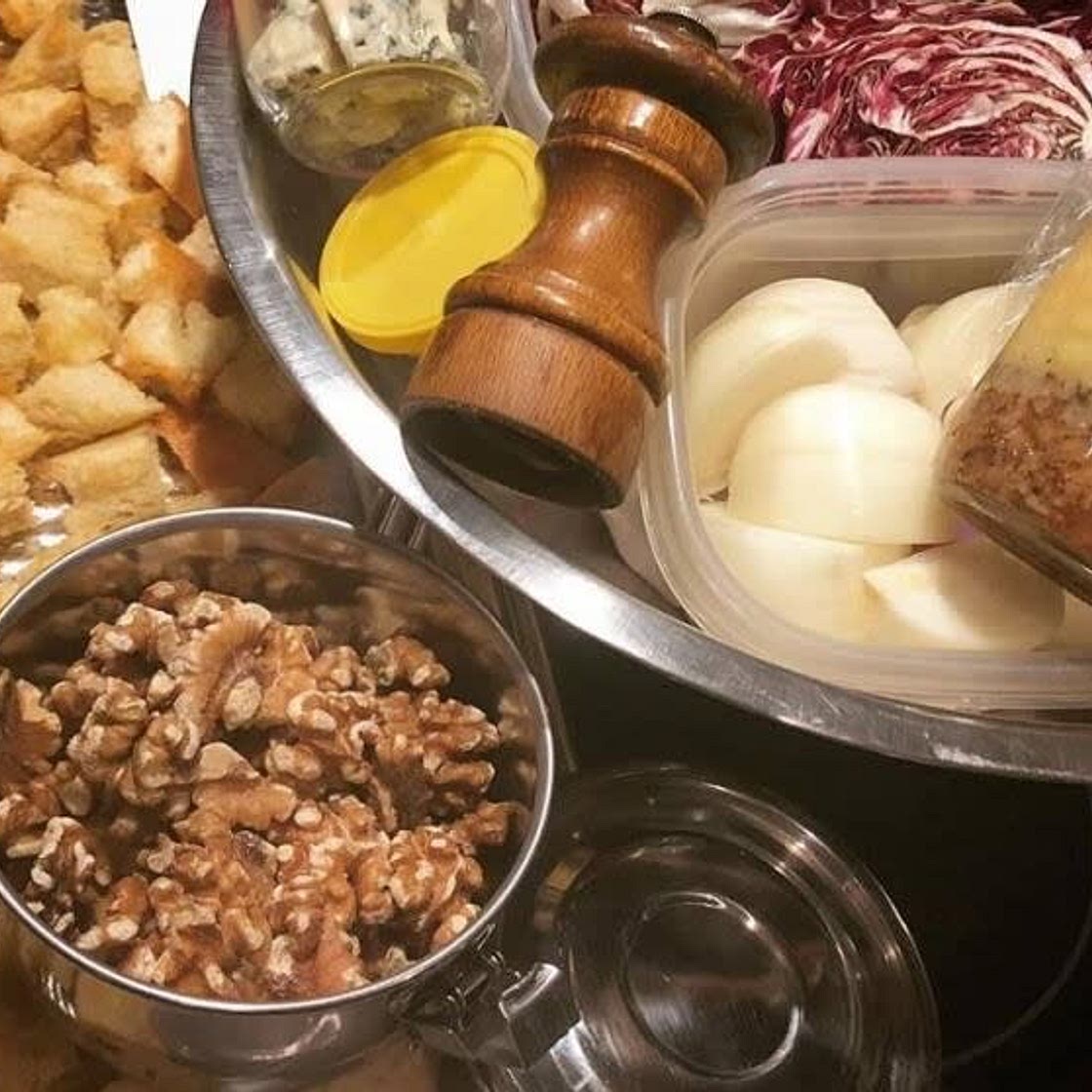 Winterpanzanella met radicchio en Roquefort 