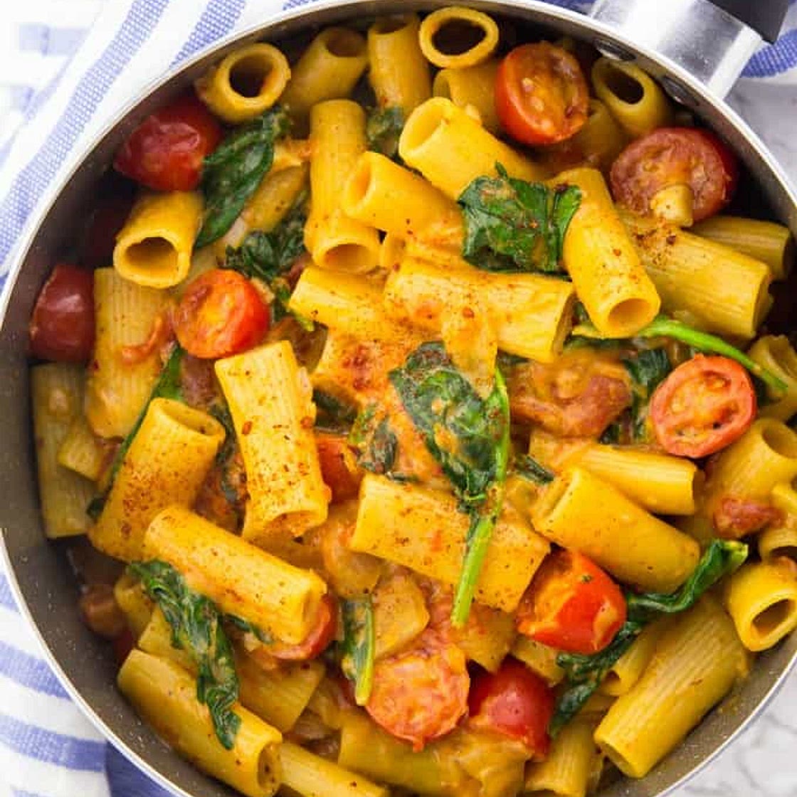 Vegan one pot pasta with spinach and tomatoes