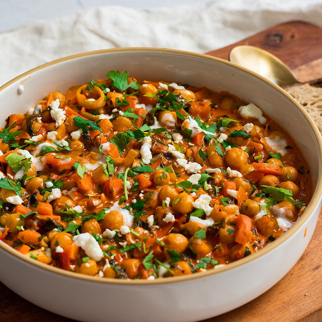 Harissa Chickpea Skillet with Leeks and Carrots (vegan)