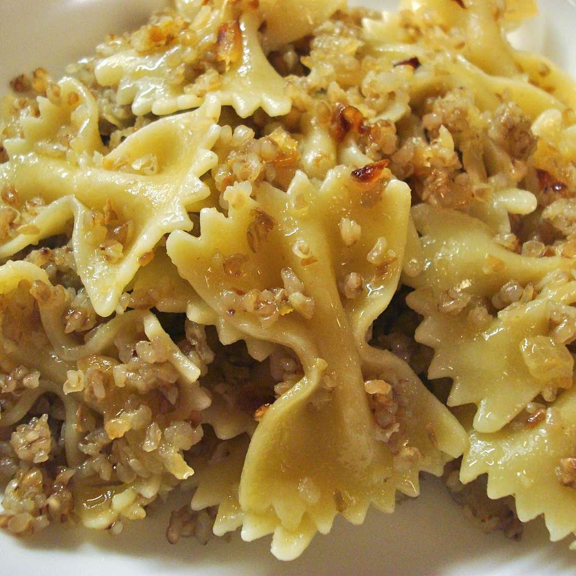 Jewish Kasha Varnishkes (Bowtie Pasta With Buckwheat Groats)