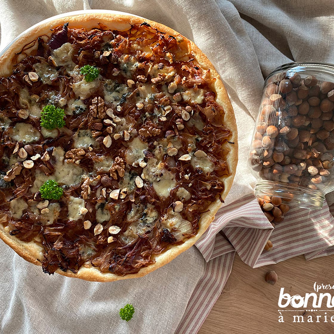 Tarte feuilletée aux oignons, roquefort et noisettes
