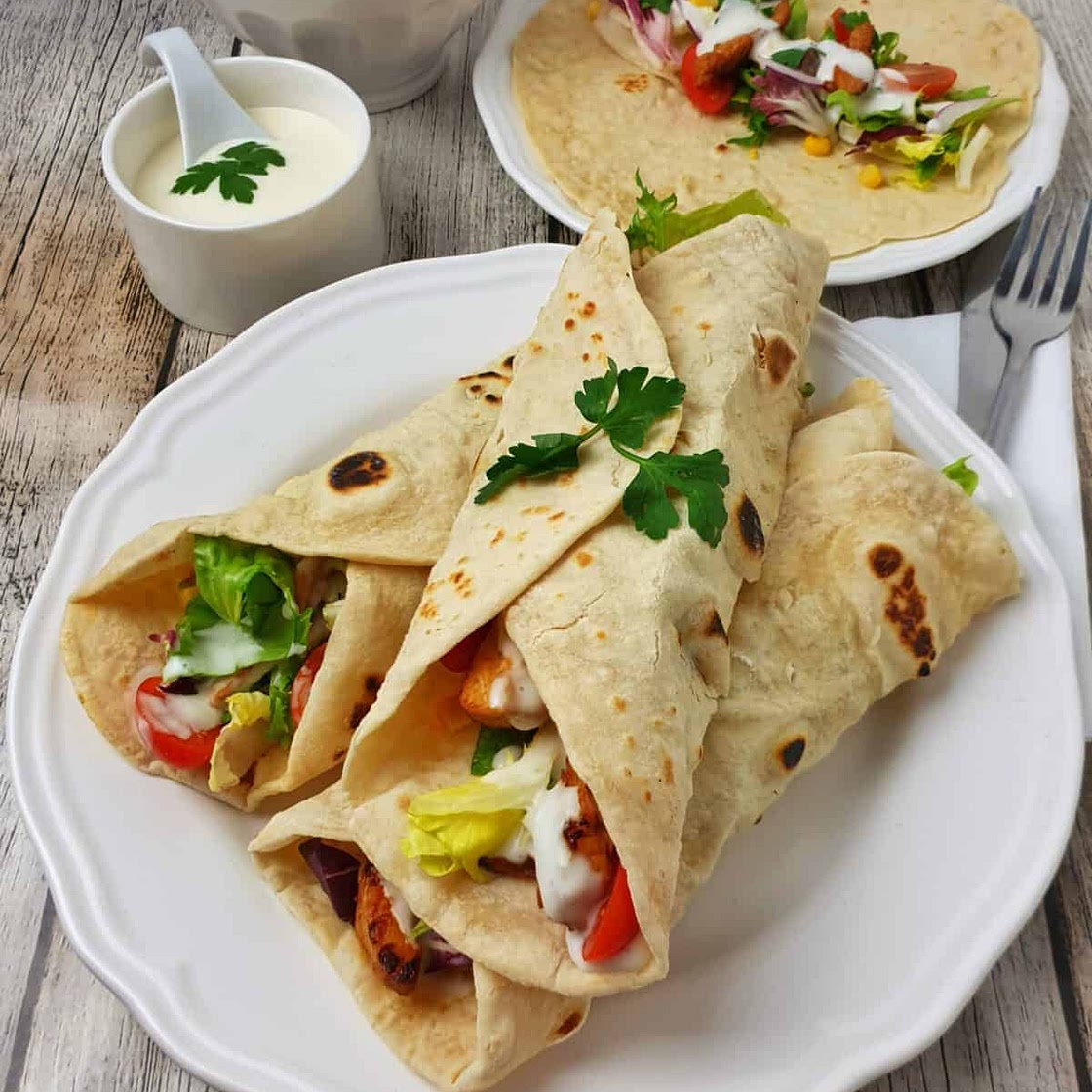 Selbstgemachte Dinkel Wraps mit Salat gefüllt