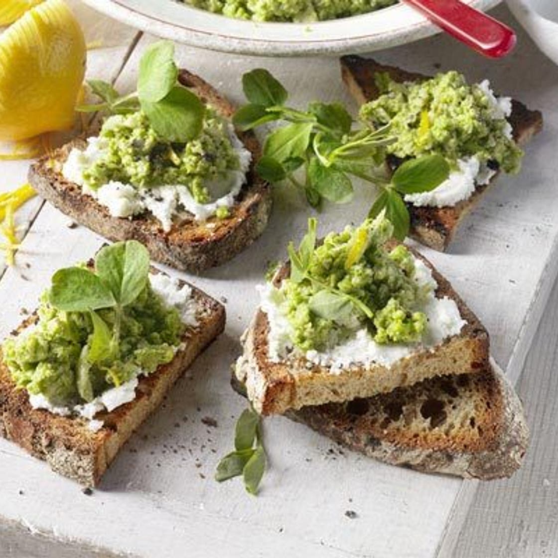 Pea & broad bean hummus with goat’s cheese & sourdough