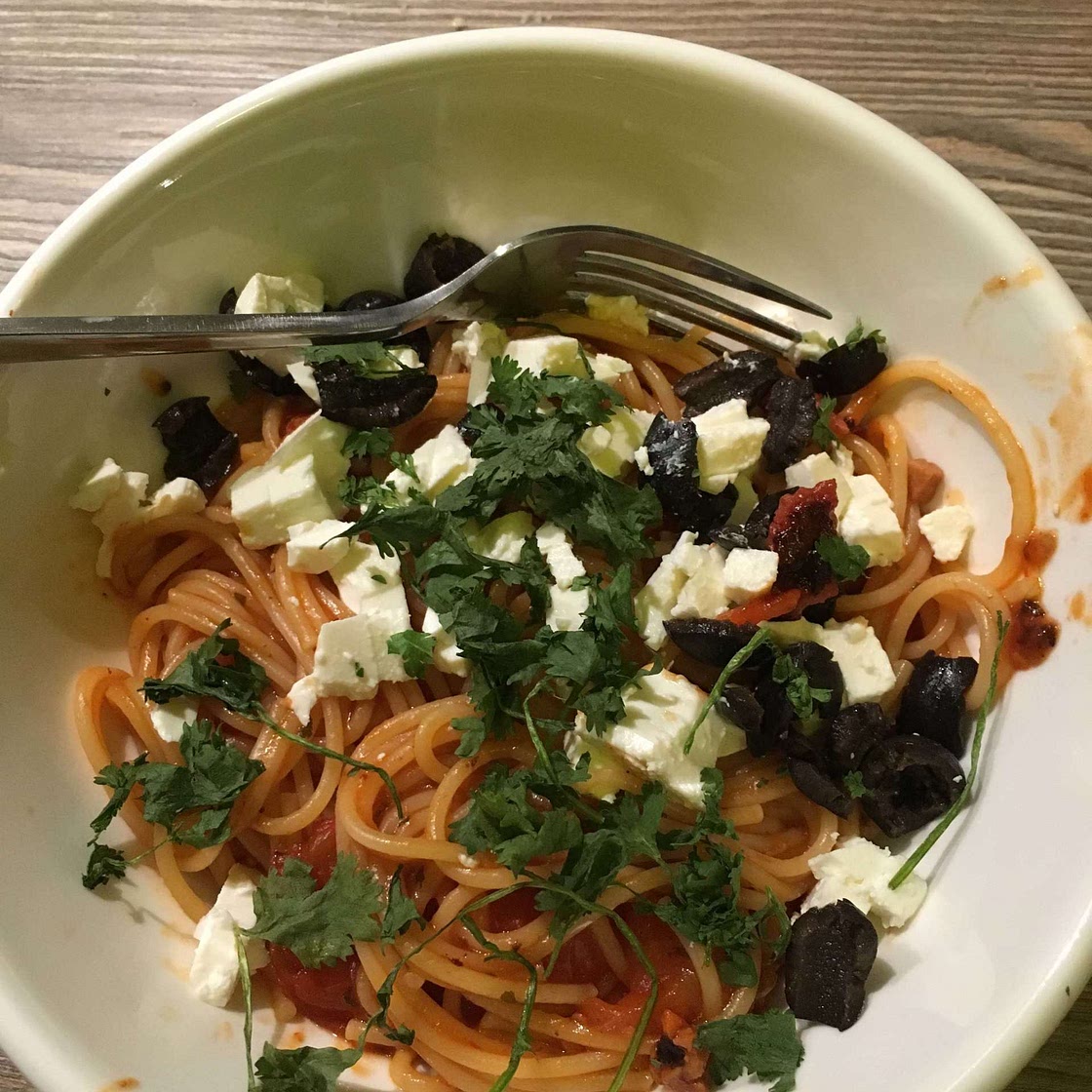 Pâtes fêta, tomate, olives noires 