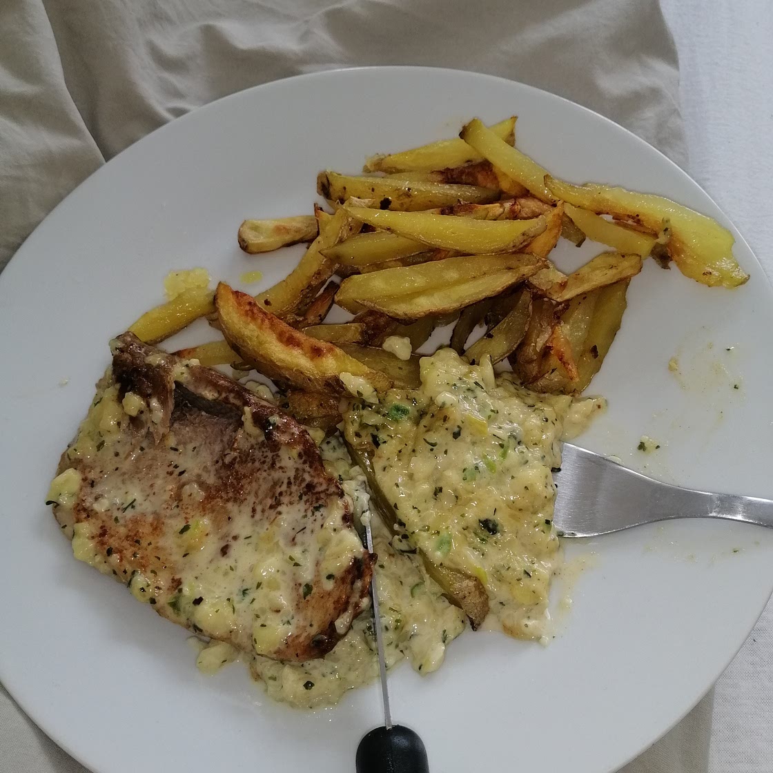 Frites et porc accompagné de sauce normande
