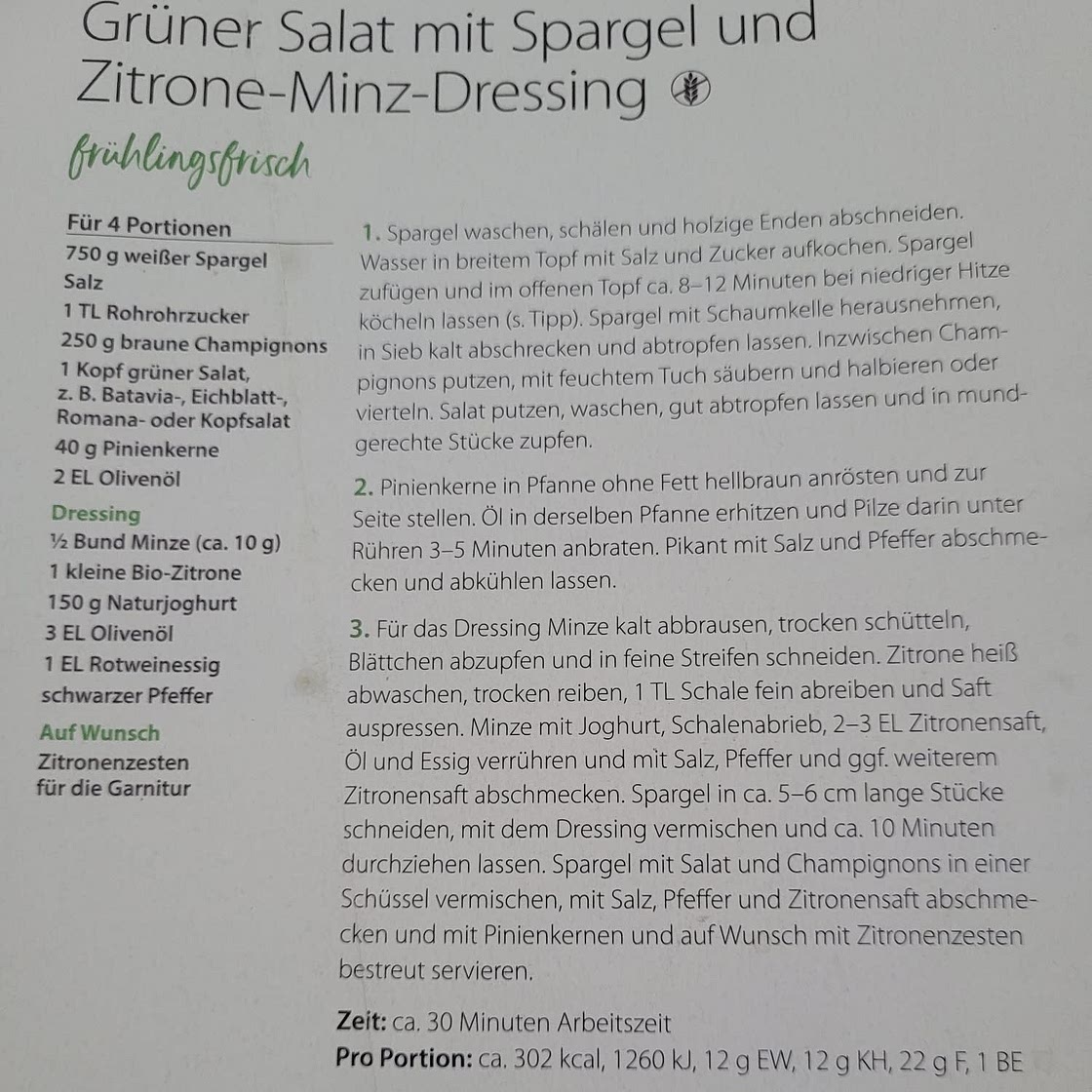 Grüner Salat mit Zitrone-Minz Dressing und Spargel/ Champignons