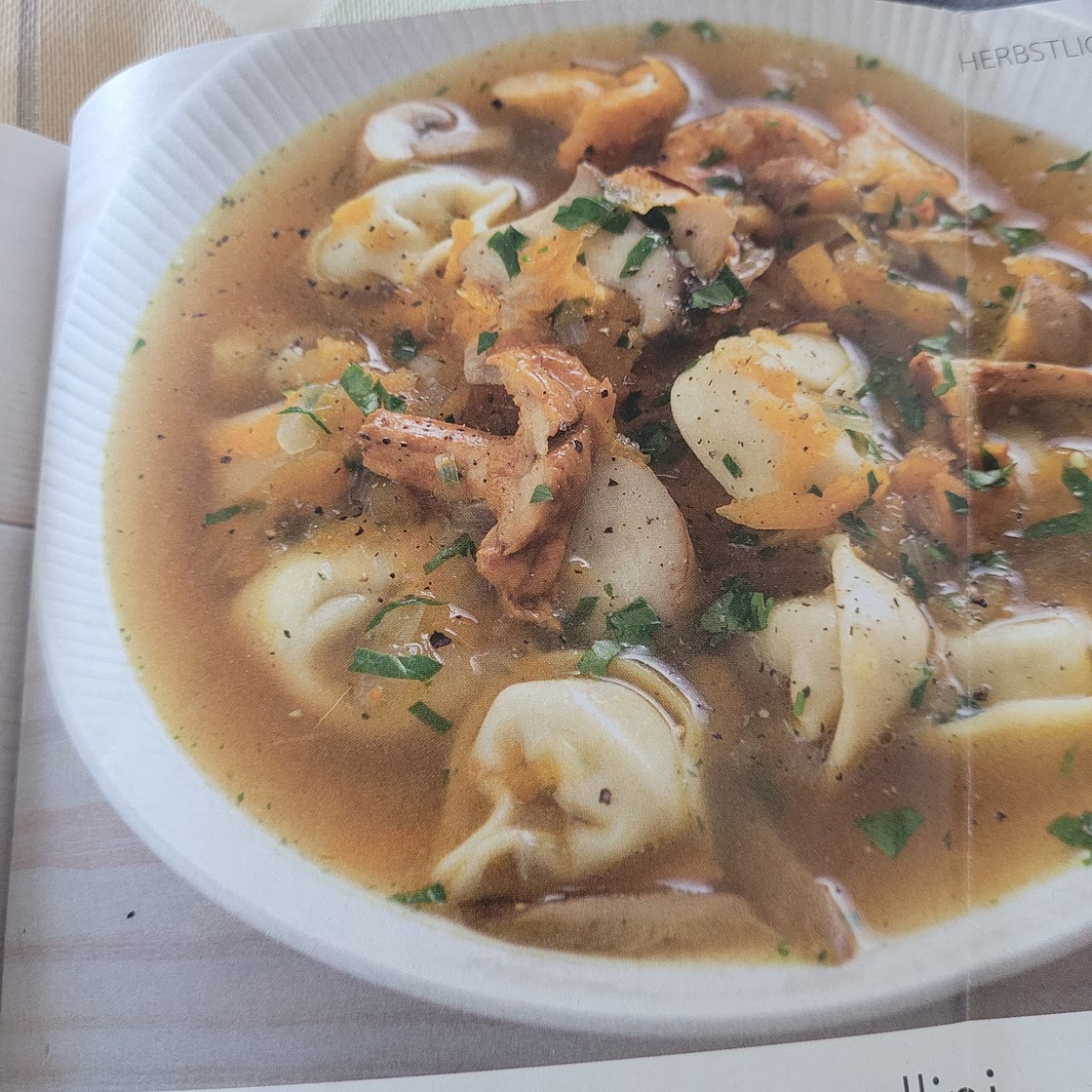 Pilzbrühe mit Tortellini