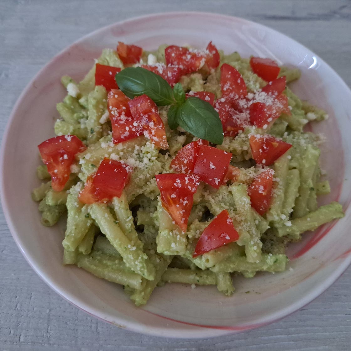 Pasta mit Avocado Pesto