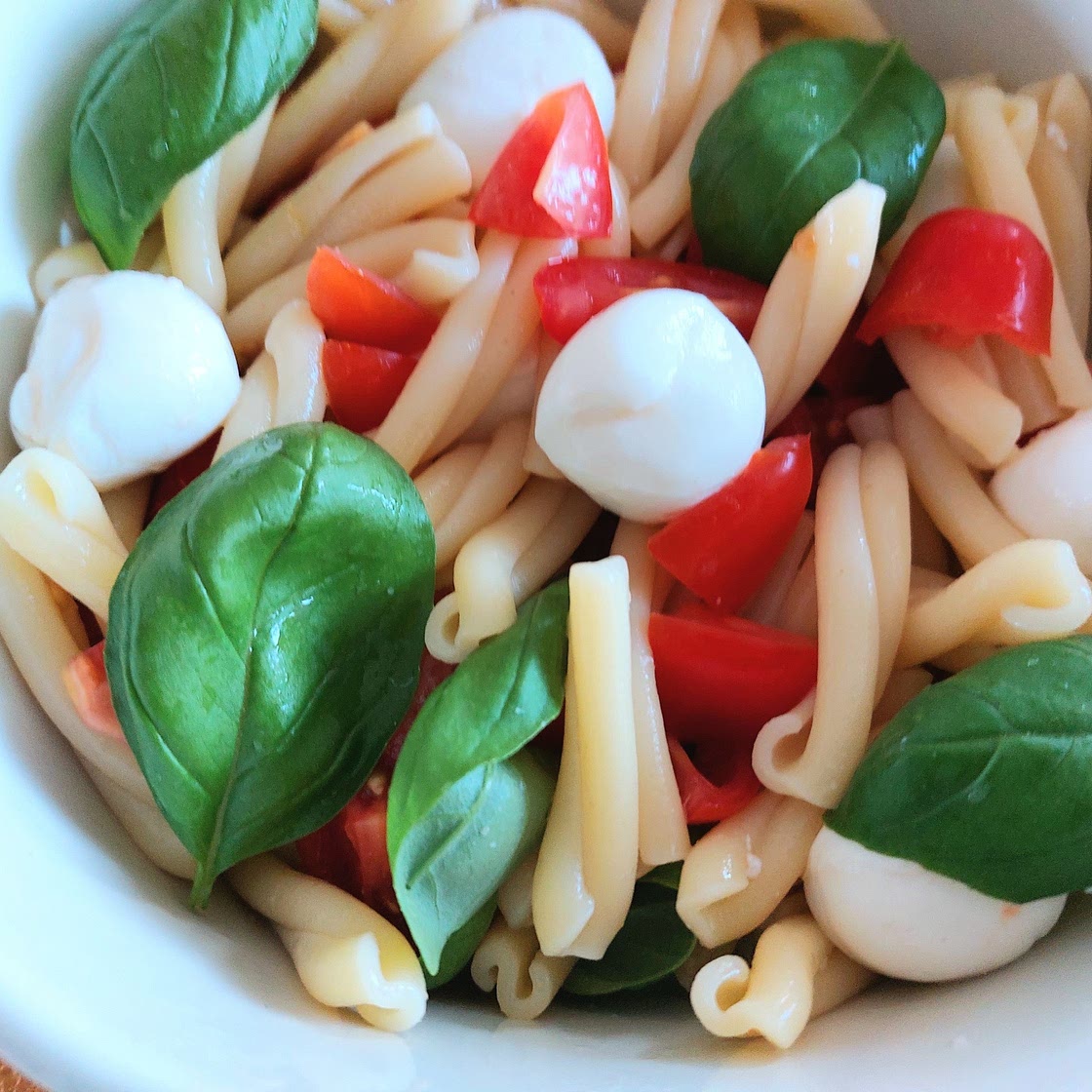 Pasta salad - Mozzarella, cherry tomatoes and basil