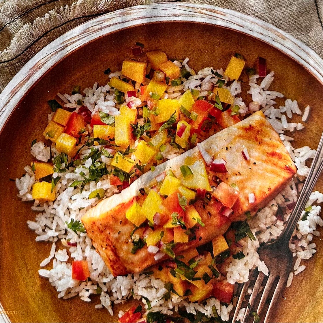Saumon grillé au miel, salsa mangue-coriandre