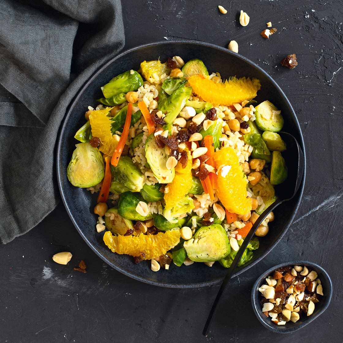 Rosenkohl-Reis-Pfanne mit Studentenfutter-Topping