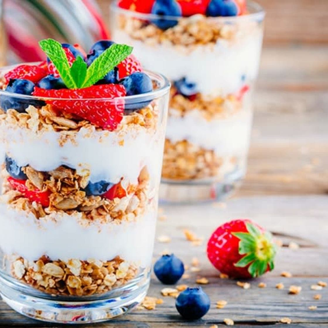 Parfait au yaourt grec, céréales et petits fruits