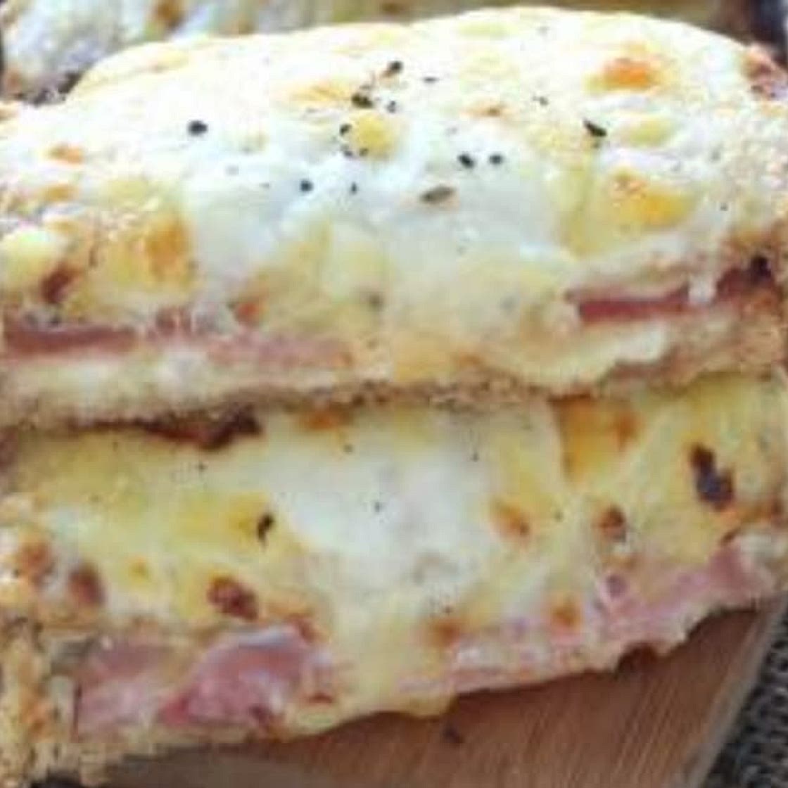 Croque-monsieur avec salade verte et assiette de crudités
