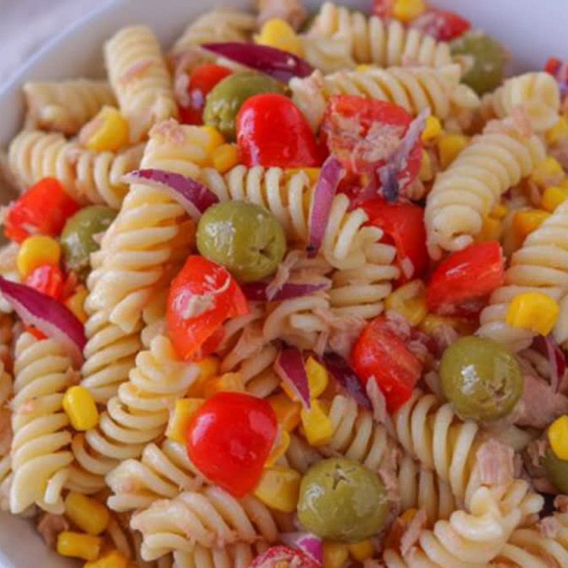 Salade de pâtes au thon avec tomates, maïs, poivrons, olives et oeufs durs