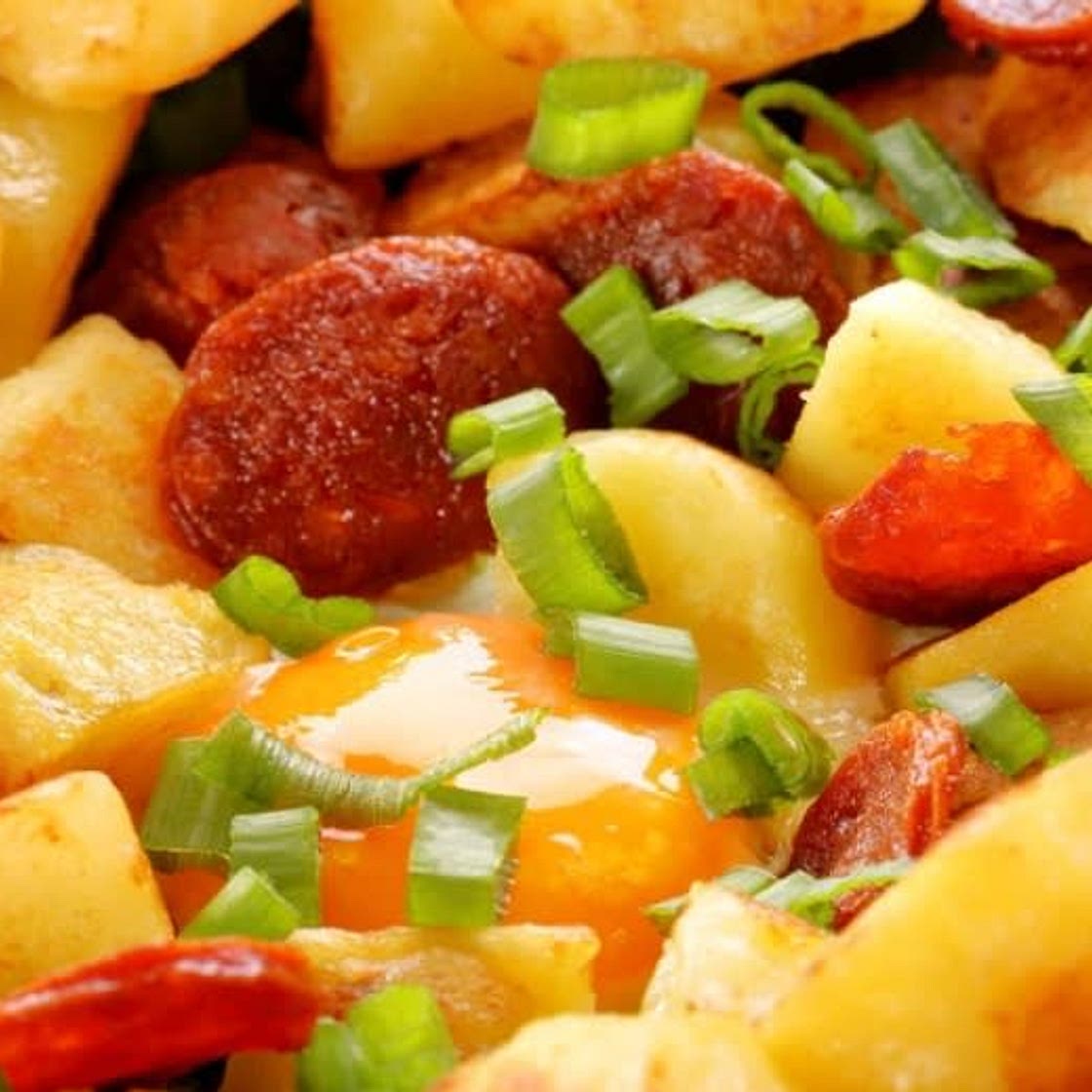 Pommes de terre sautées au chorizo avec tomates cerises, maïs et courgettes