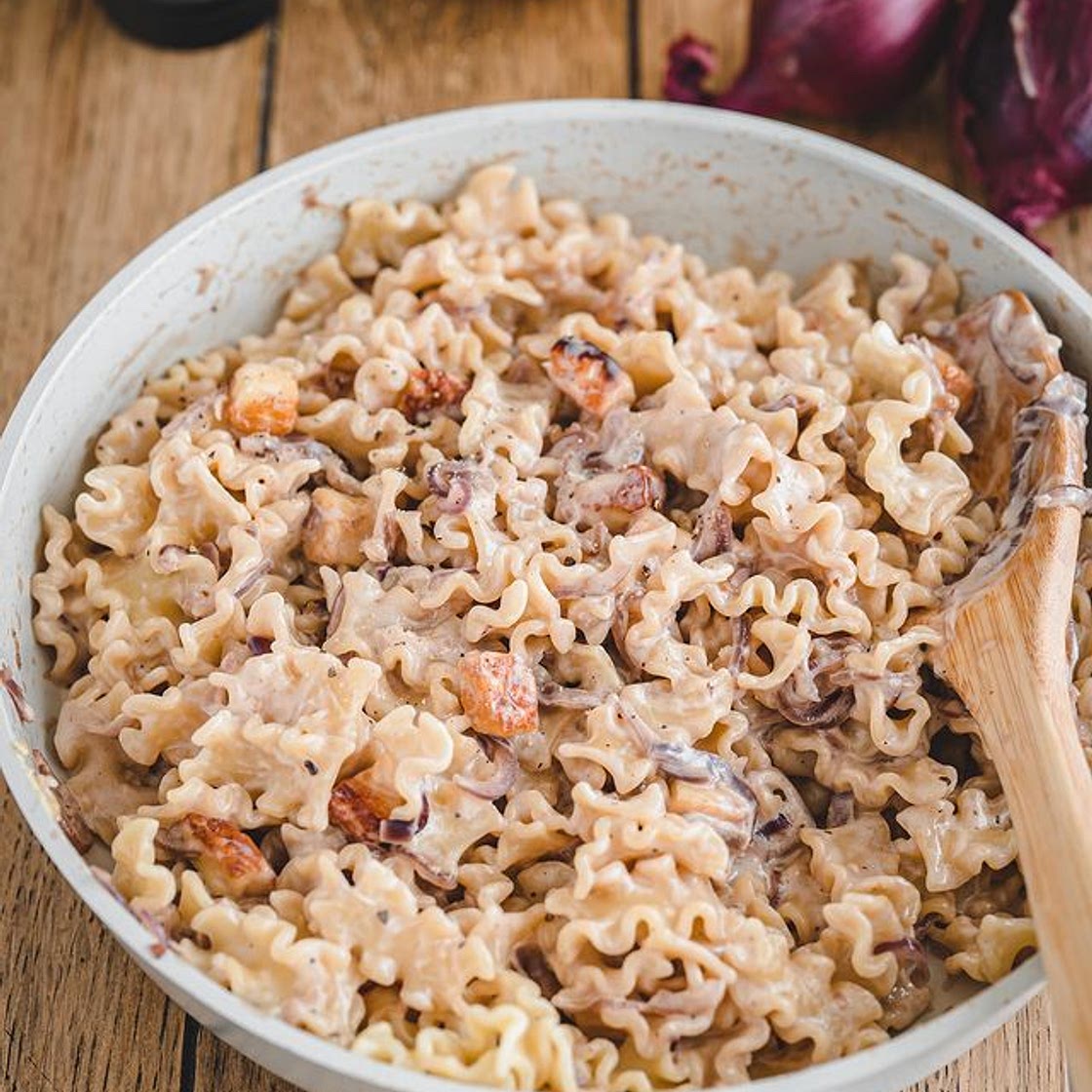 Pasta mit geschmorter Zwiebelsauce