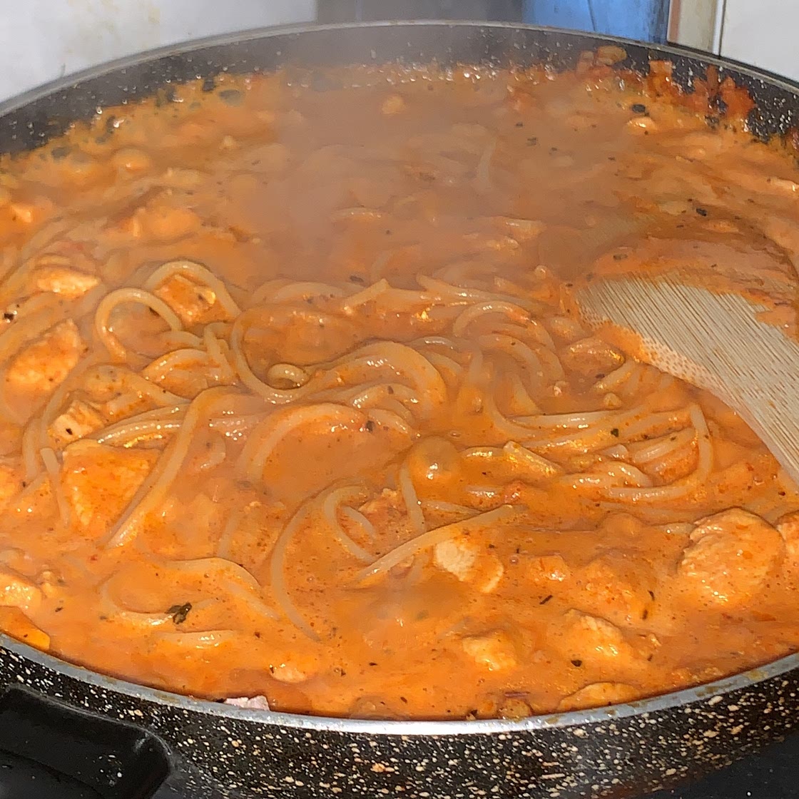 One Pot Pasta with chicken and tomato sauce