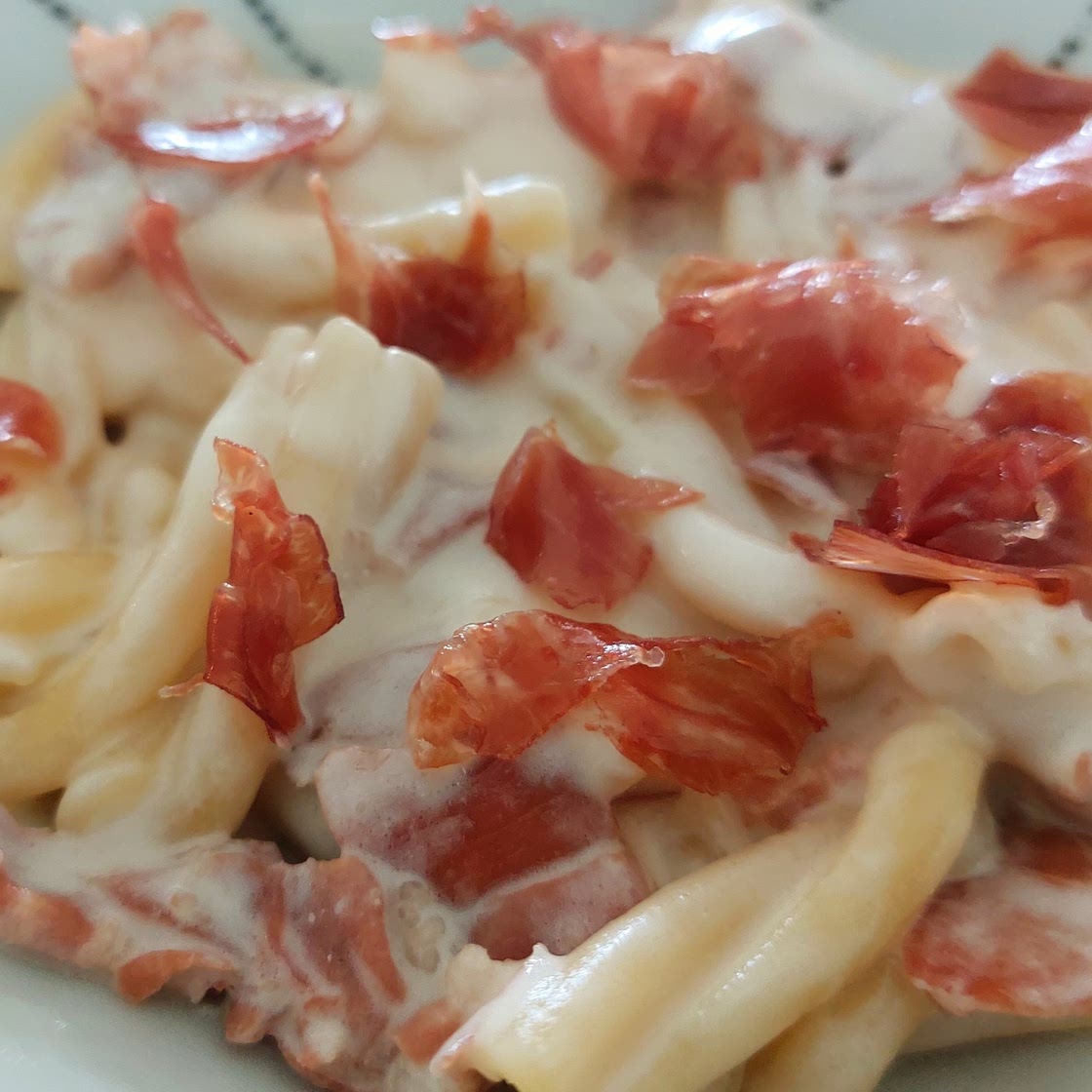 Pasta -Parmesan cream and raw ham
