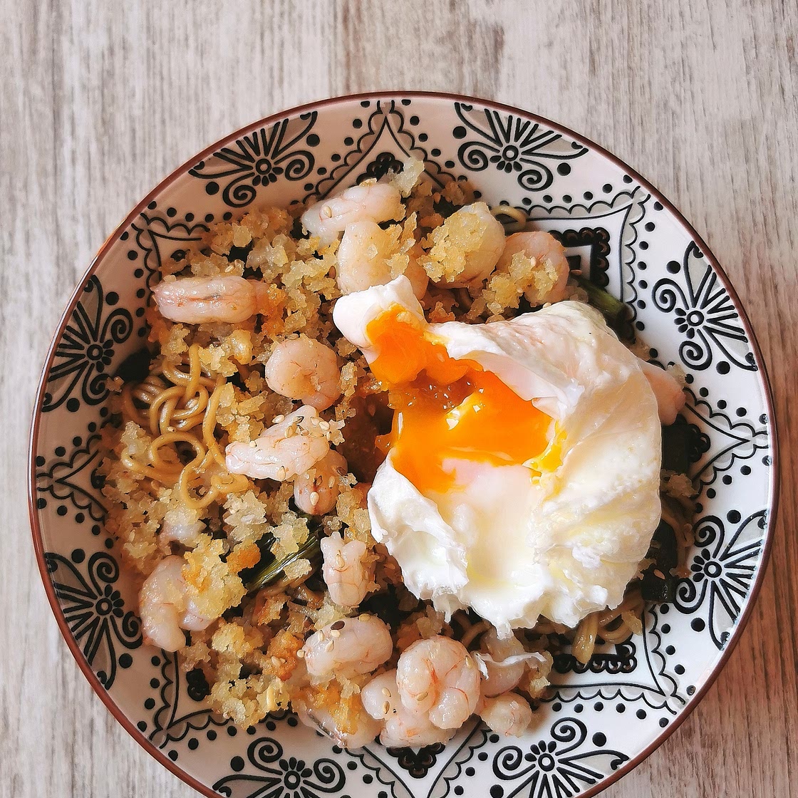 Fideos con gambitas, espárragos y huevo 🍜