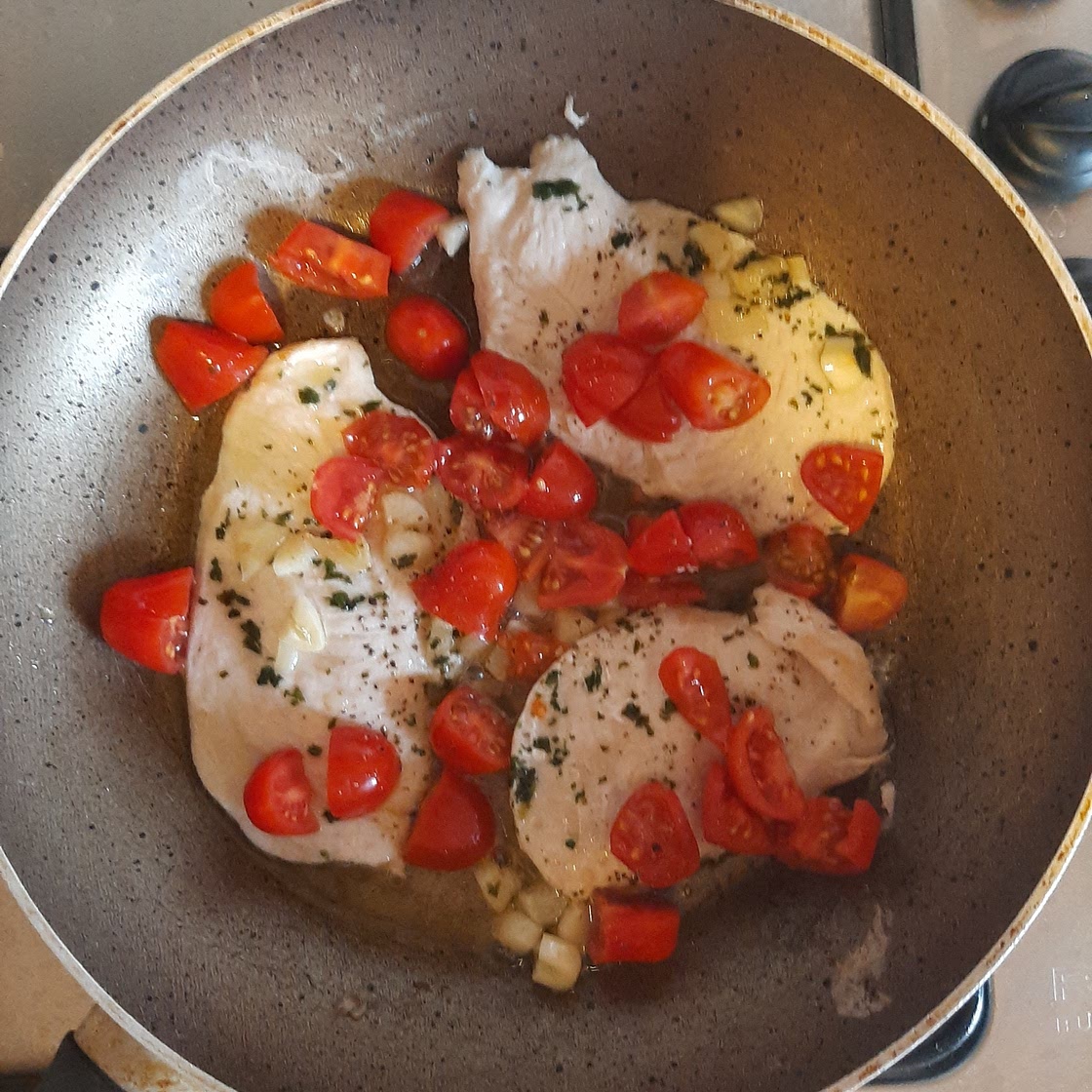 Pollo all'aglio con pomodorini
