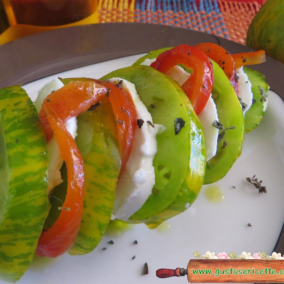 Caprese pomodori verdi e peperoni arrostiti