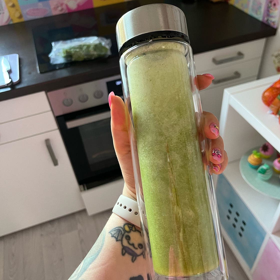 Easy Detox Smoothie (with NO weird ingredients!)