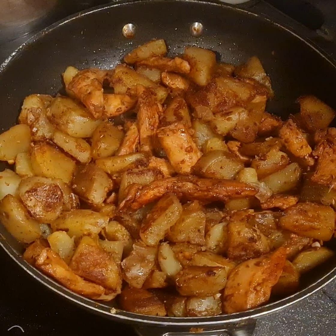 Garlic Butter Chicken and Potatoes Skillet