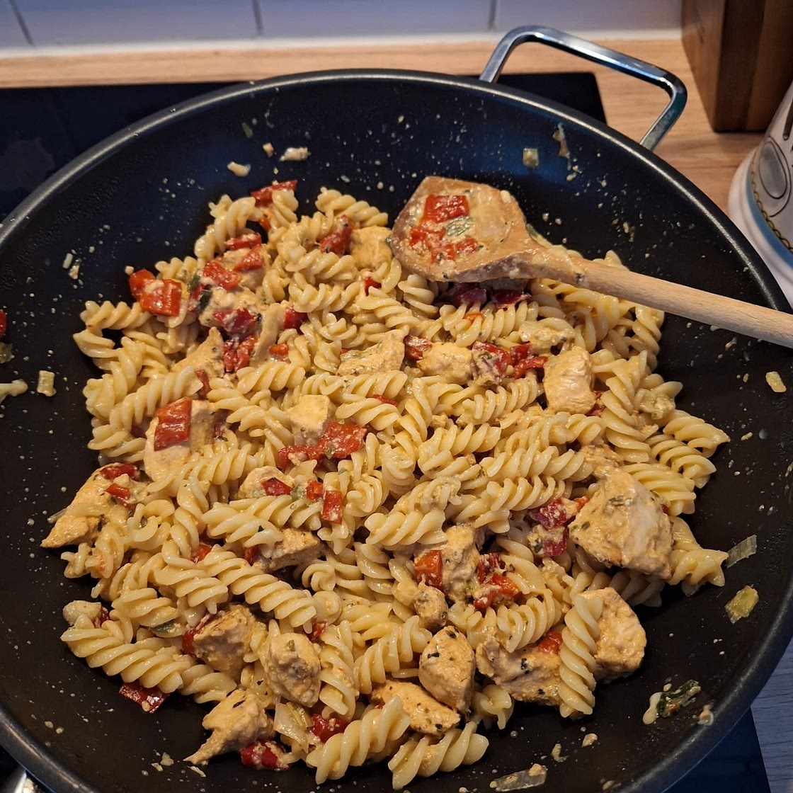 Creamy Mozzarella & Chicken Pasta (with 🫑)