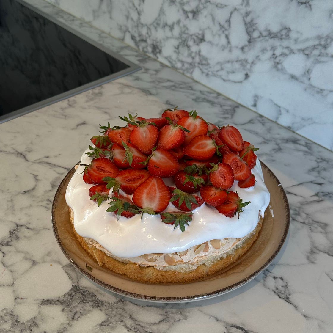 Almond meringue cake 